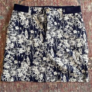 Women’s 6 Lee Riders mid rise Floral Navy and White Skort with pockets